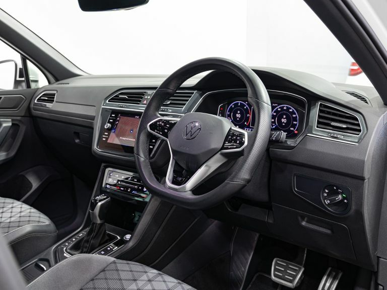 Compare Volkswagen Tiguan 2.0 Tdi 4Motion R-line Dsg NV21XNC White