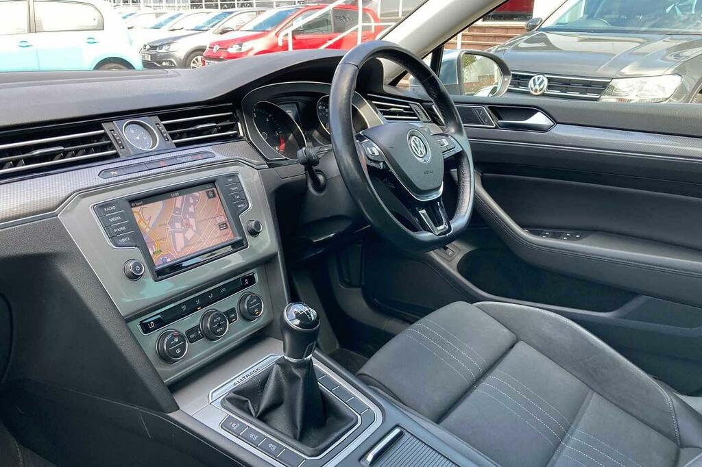 Compare Volkswagen Passat Alltrack 2.0Tdi 150Ps 4Motion 6-Spd VK17ULF Black