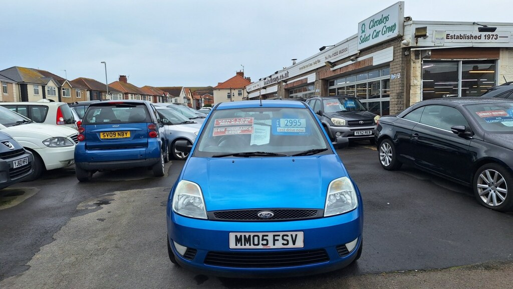 Compare Ford Fiesta 1.25 Zetec 3-Door From 2,195 Retail Package MM05FSV Blue