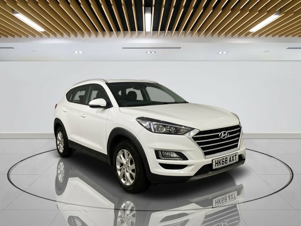 Compare Hyundai Tucson 1.6 T-gdi Se Nav 175 Bhp HK68AXT White