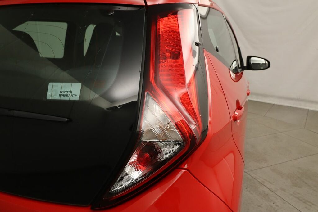 Compare Toyota Aygo 1.0 Vvt-i X-play Tss GL21VSU Red