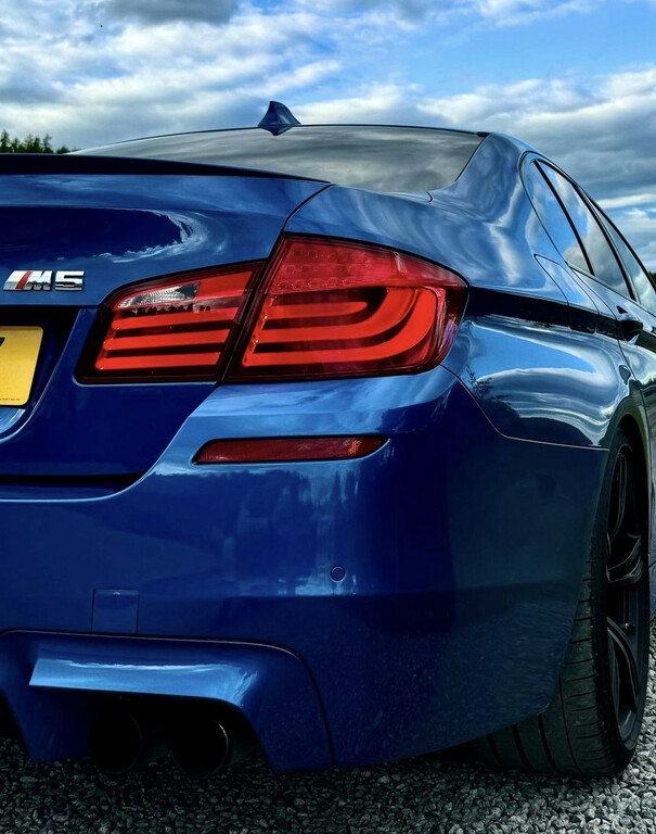 Compare BMW M5 Saloon 4.4 OO07LSZ Blue