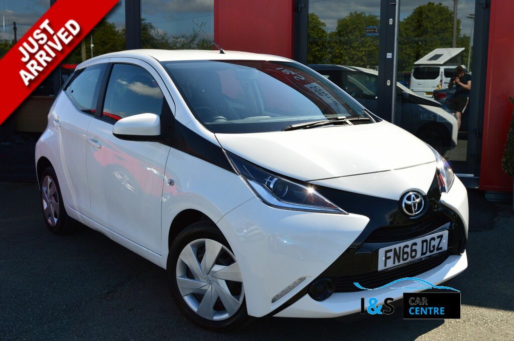 Compare Toyota Aygo 1.0 Vvt-i X-play 69 Bhp FN66DGZ White