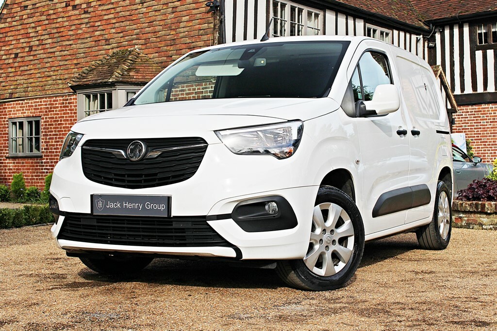 Compare Vauxhall Combo L1h1 2000 Griffin Edition FG71XYW White