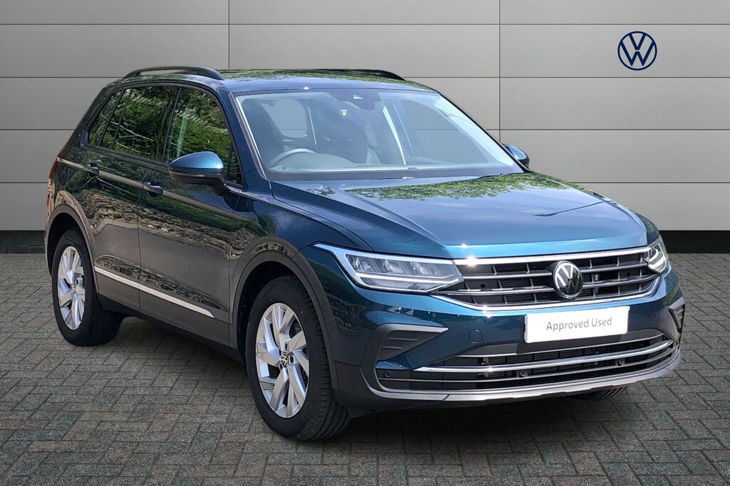 Compare Volkswagen Tiguan 2.0 Tdi Life GM23BBE Blue