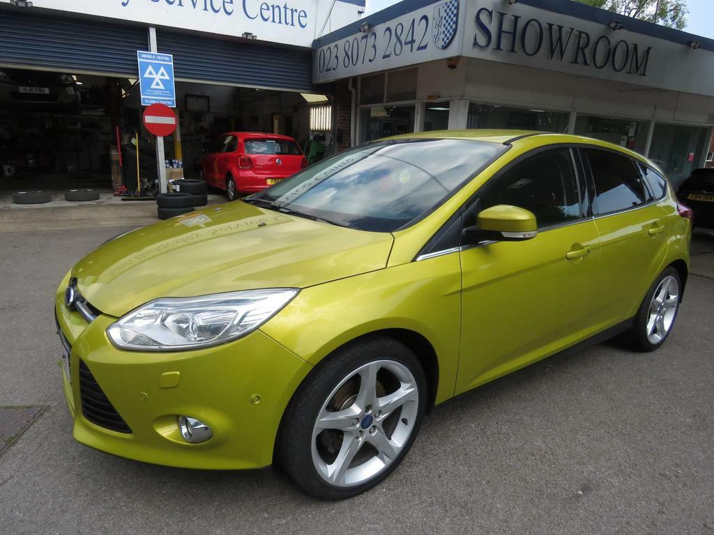 Compare Ford Focus 1.6T Ecoboost Titanium X Euro 5 Ss AF61WBA Yellow