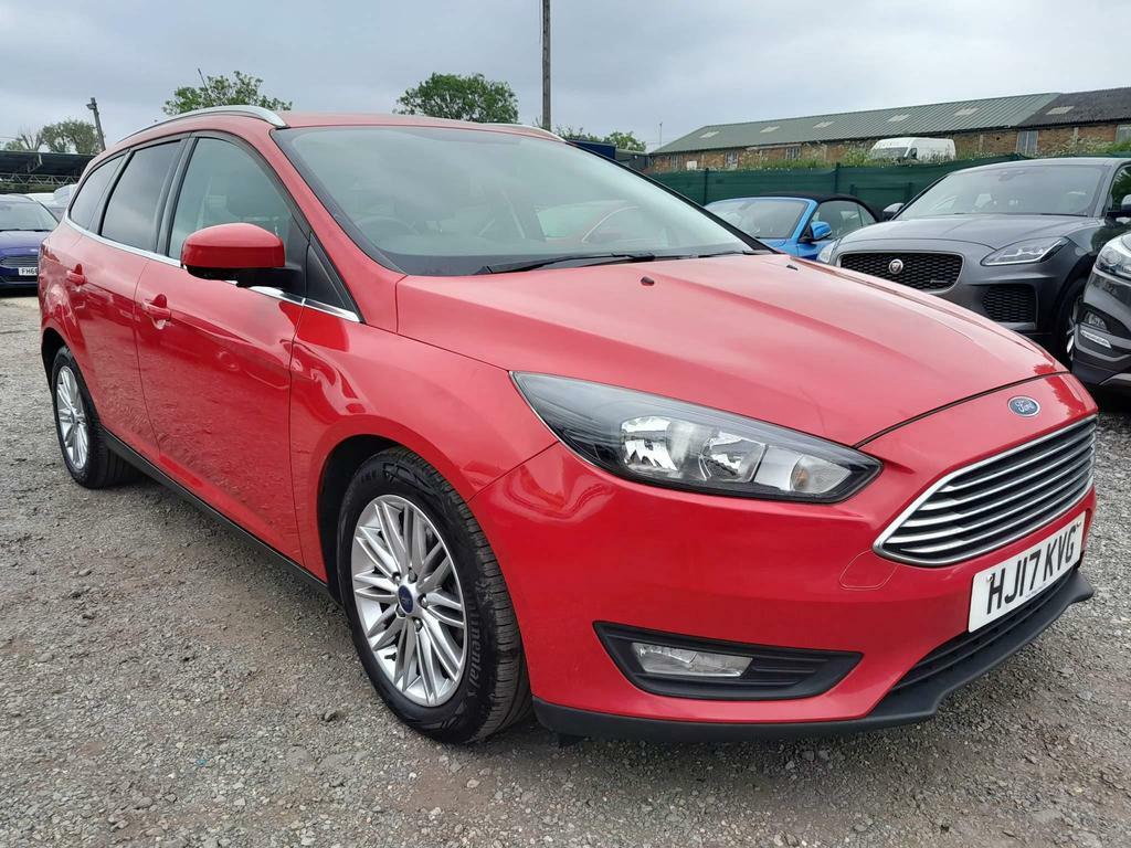 Compare Ford Focus 1.0T Ecoboost Zetec Edition Euro 6 Ss HJ17KVG Red