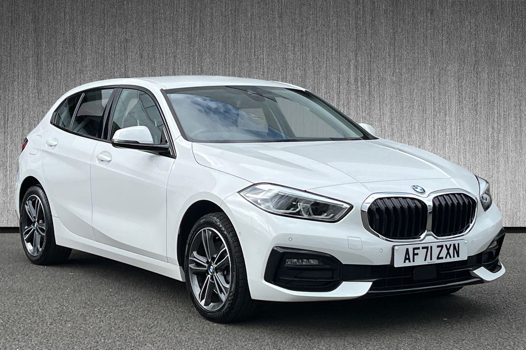 Compare BMW 1 Series 118I Sport AF71ZXN White