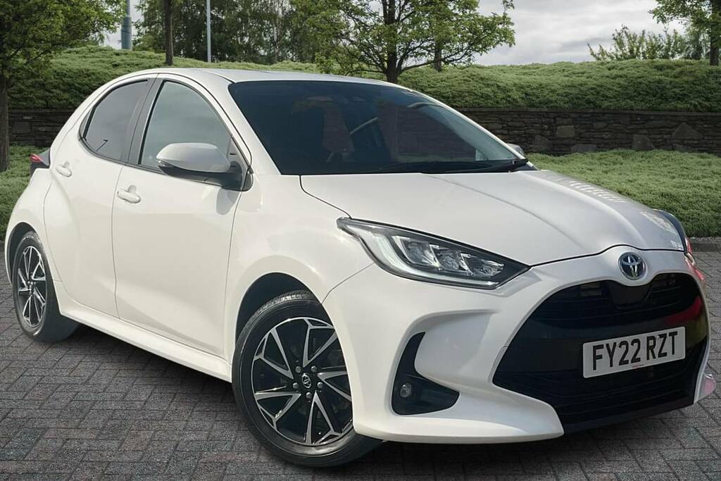 Compare Toyota Yaris 1.5 Hybrid Design Cvt FY22RZT White
