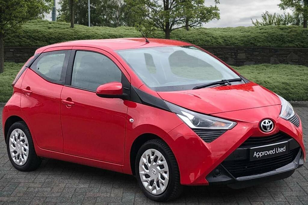 Compare Toyota Aygo 1.0 Vvt-i X-play VO69WBP Red