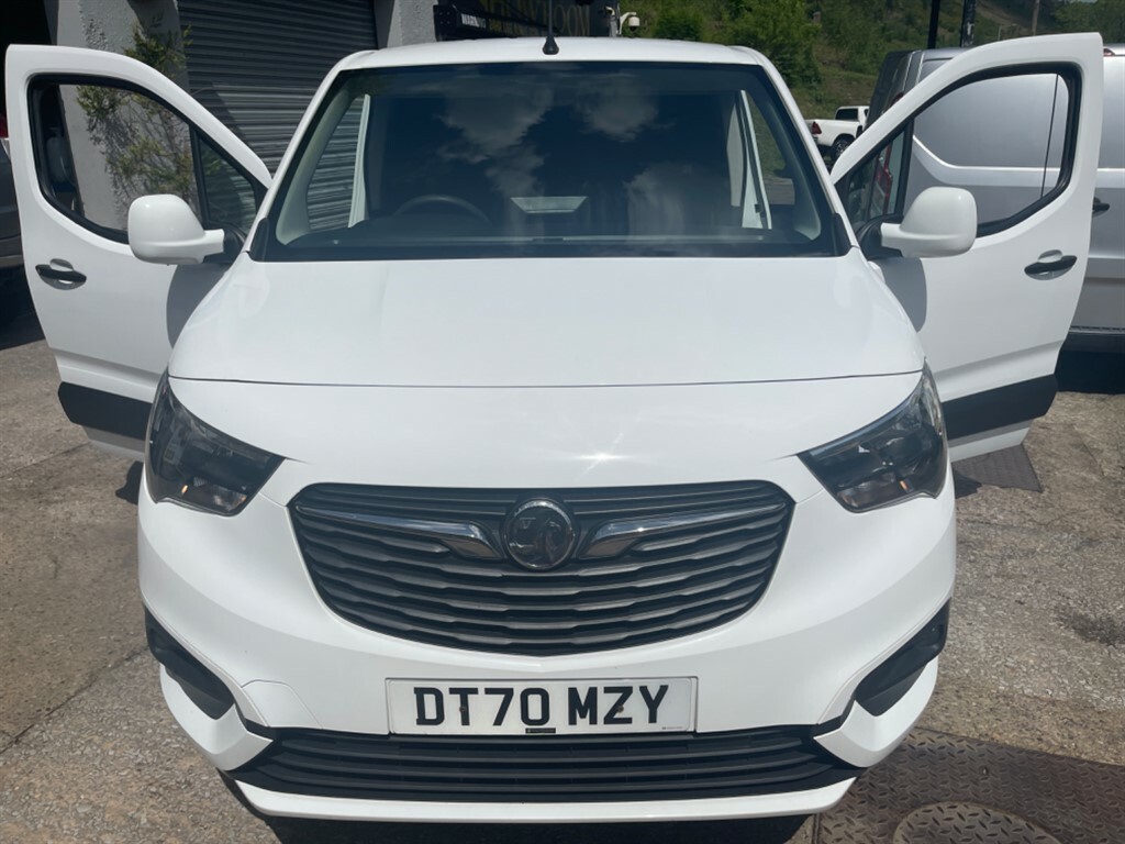 Compare Vauxhall Combo L1h1 2300 Sportive DT70MZY White