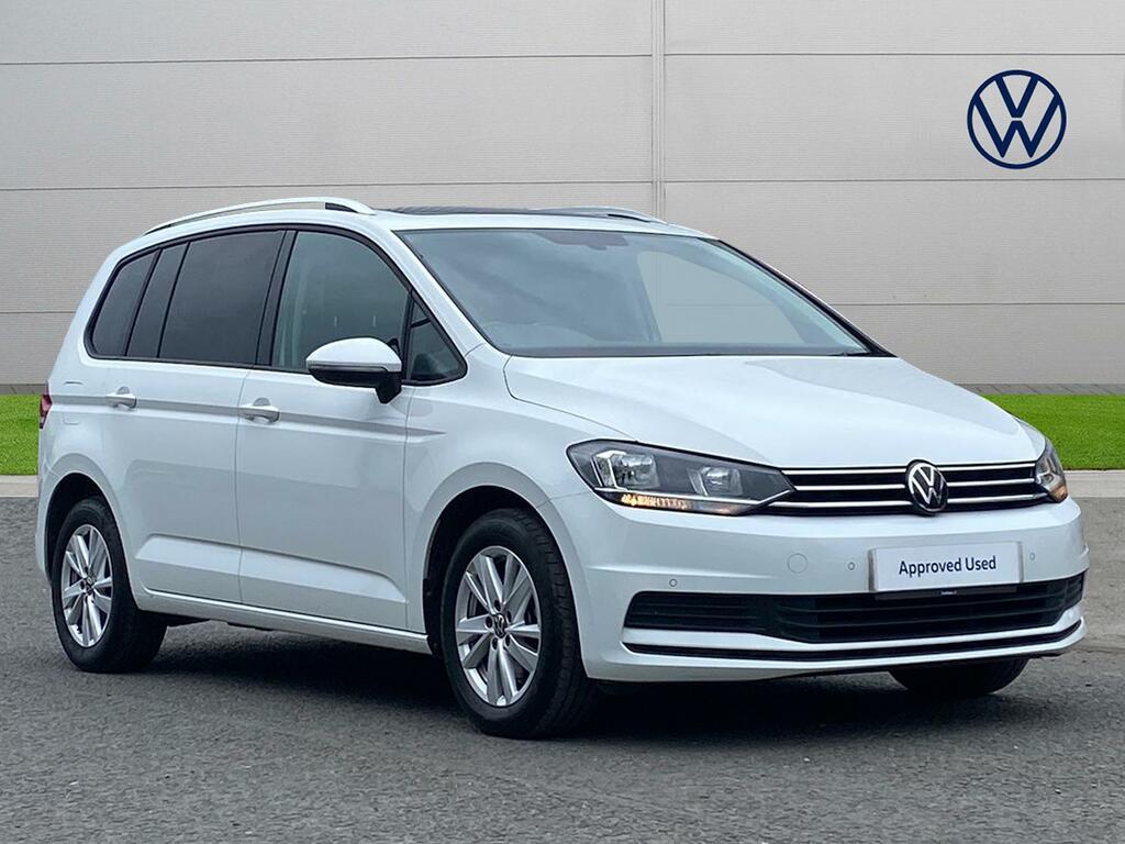 Compare Volkswagen Touran 1.5 Tsi Evo Se Family BK21NTN White