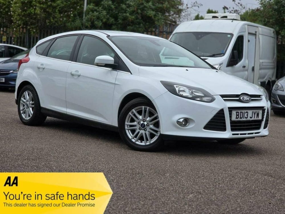 Compare Ford Focus 1.0T Ecoboost Titanium Euro 5 Ss BD13JYW White
