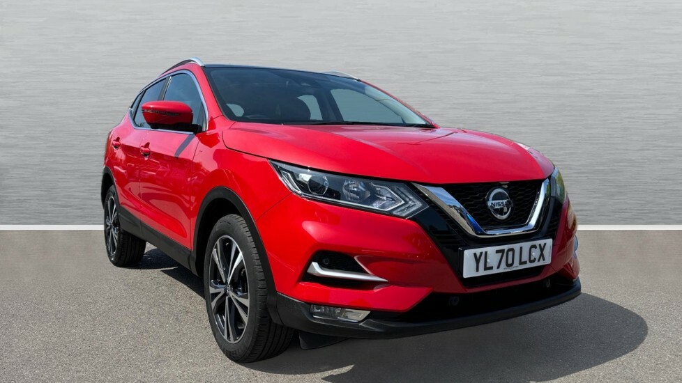 Compare Nissan Qashqai 1.3 Dig-t 140 N-connecta Glsrf YL70LCX Red