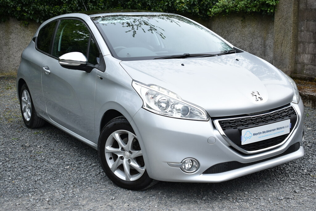 Compare Peugeot 208 1.4Hdi Style KM15HDD Silver
