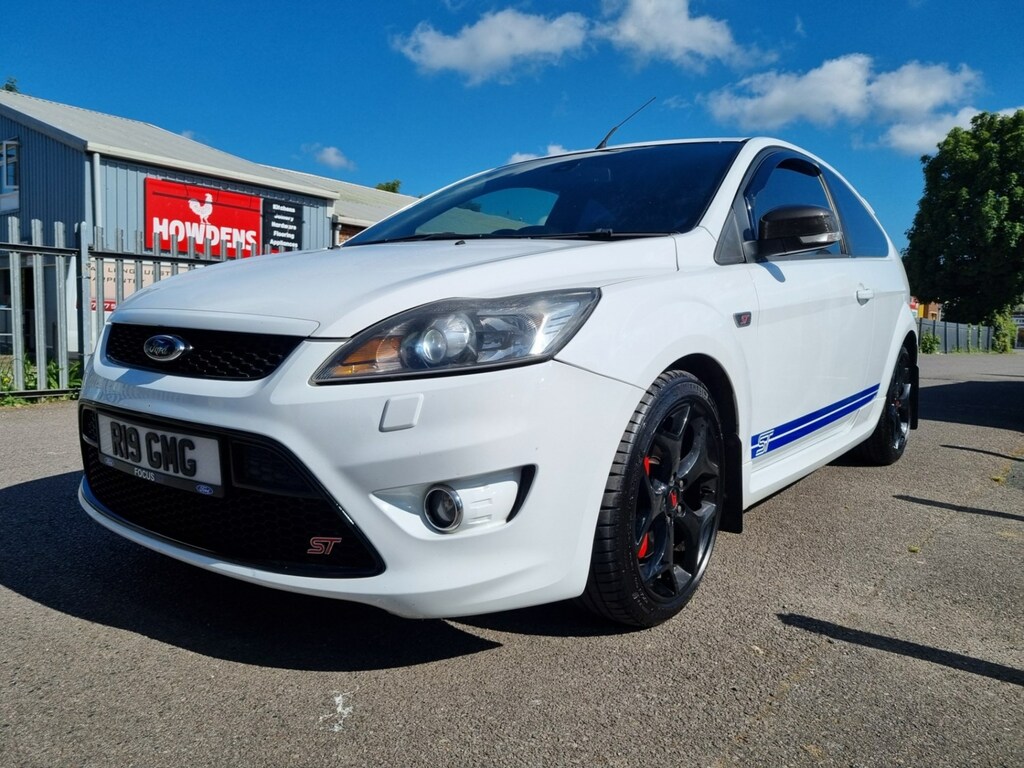 Compare Ford Focus 2.5 St-2 R19GMG White