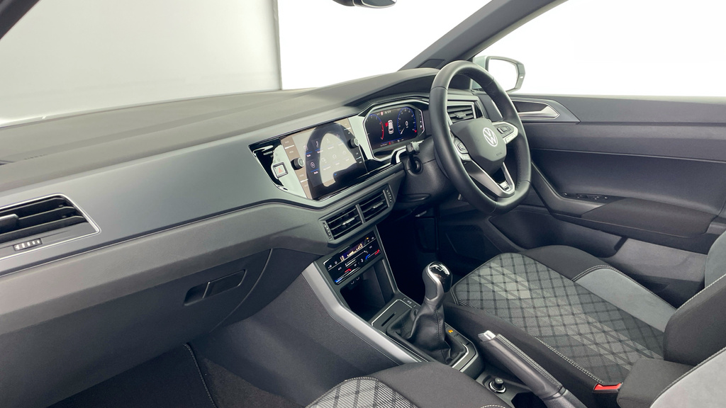 Compare Volkswagen Polo Mk6 Facelift 2021 1.0 Tsi 95Ps R-line HW22FRU Silver