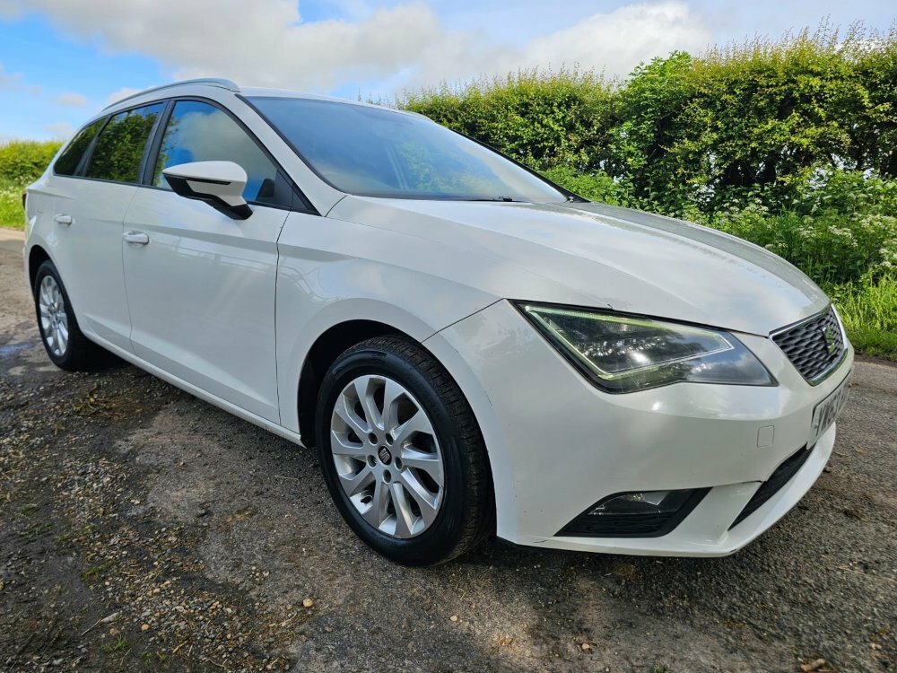 Compare Seat Leon 1.2 Tsi Se Technology Pack YW63BXR White