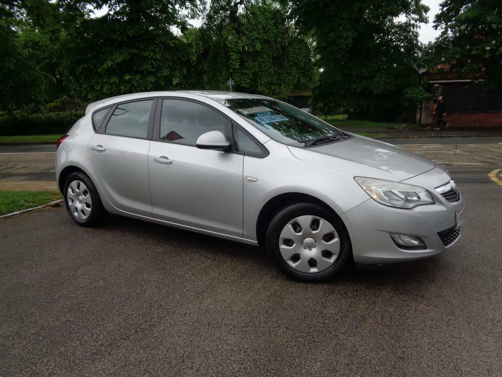 Compare Vauxhall Astra 1.6 16V Exclusiv Euro 5  Silver