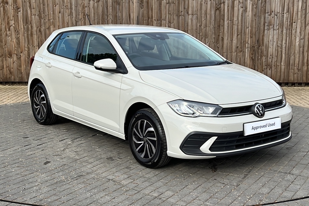 Compare Volkswagen Polo 1.0 Life 80 Ps FN73UFR 