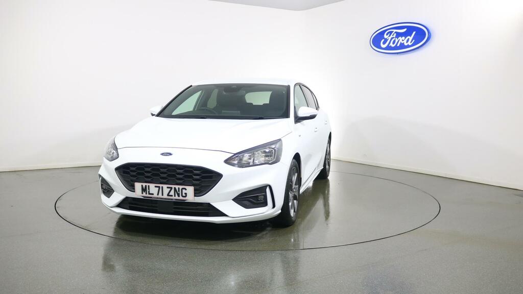 Compare Ford Focus 1.0 Ecoboost Hybrid Mhev 125 St-line Edition ML71ZNG White