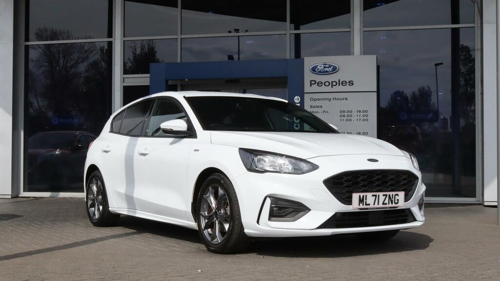 Compare Ford Focus 1.0 Ecoboost Hybrid Mhev 125 St-line Edition ML71ZNG White