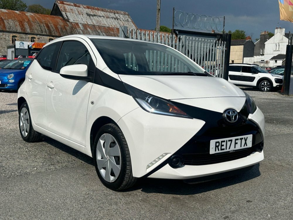 Compare Toyota Aygo 1.0 Vvt-i X-play Euro 6 RE17FTX White