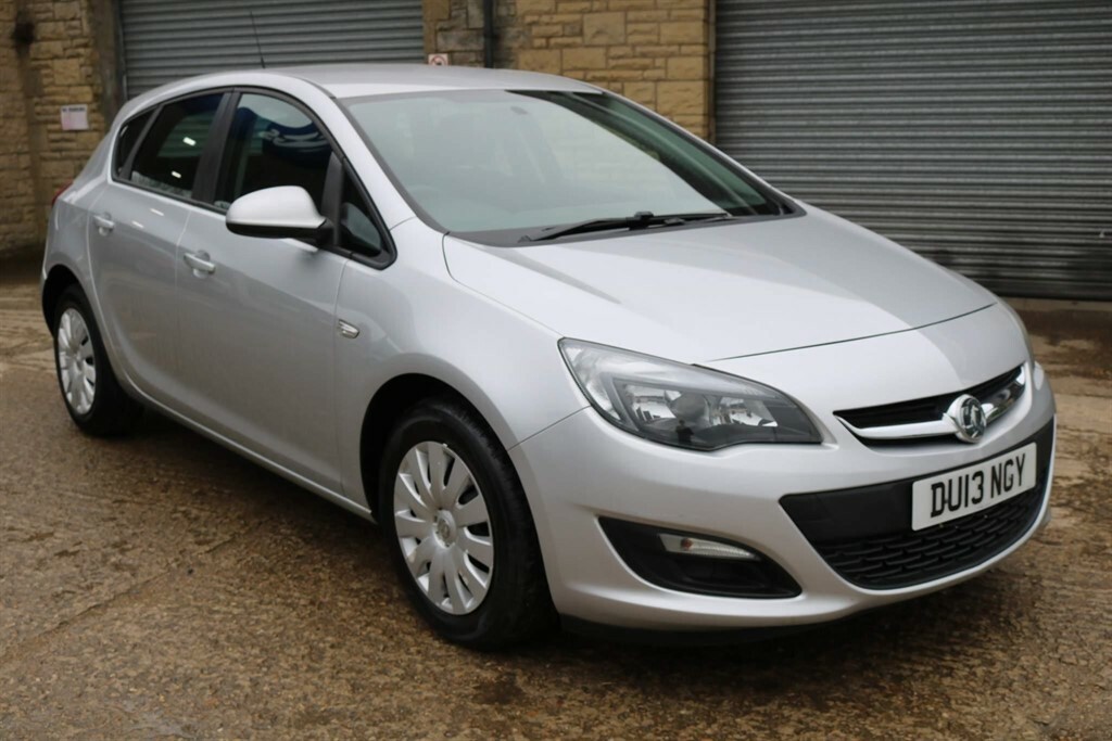 Compare Vauxhall Astra 1.4 16V Exclusiv Euro 5 DU13NGY Silver