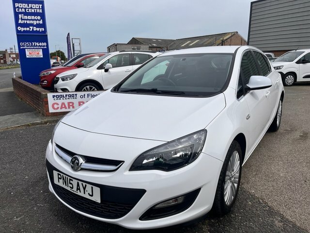 Compare Vauxhall Astra Excite PN15AYJ White