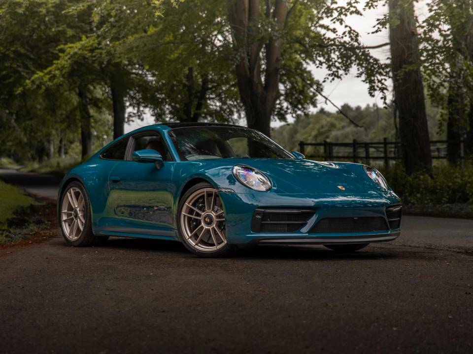 Compare Porsche 911 992 I  Green