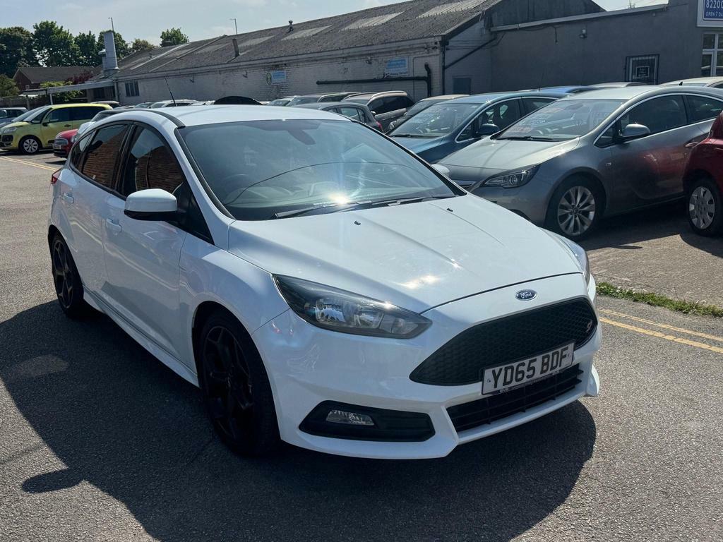 Compare Ford Focus 2.0T Ecoboost St-2 Euro 6 Ss YD65BDF White