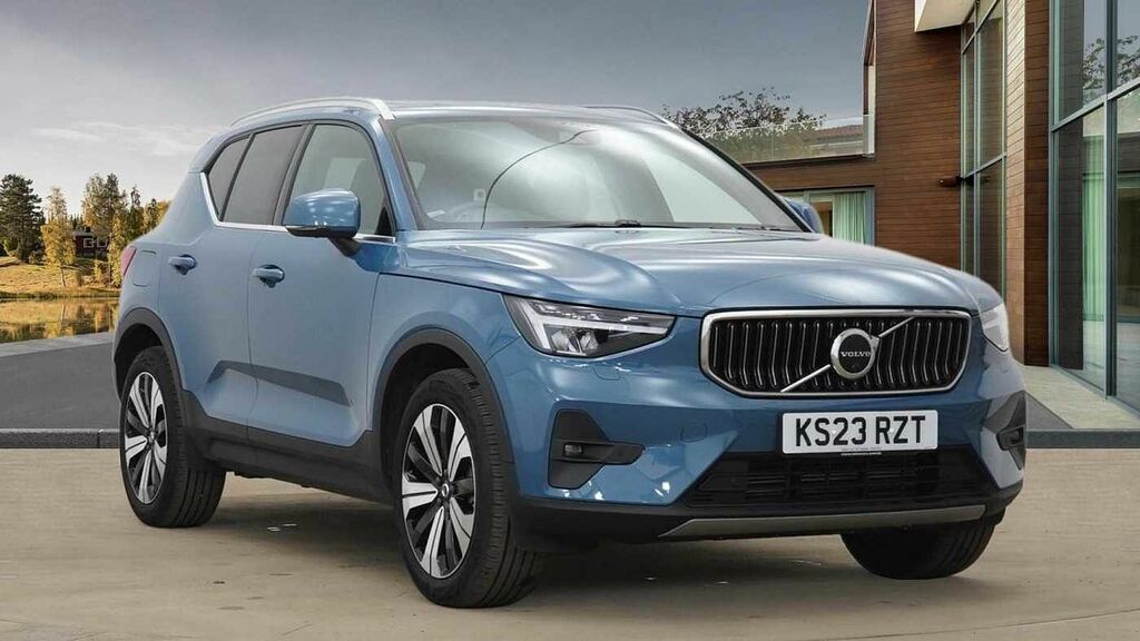 Compare Volvo XC40 Recharge T5 Ultimate KS23RZT Blue