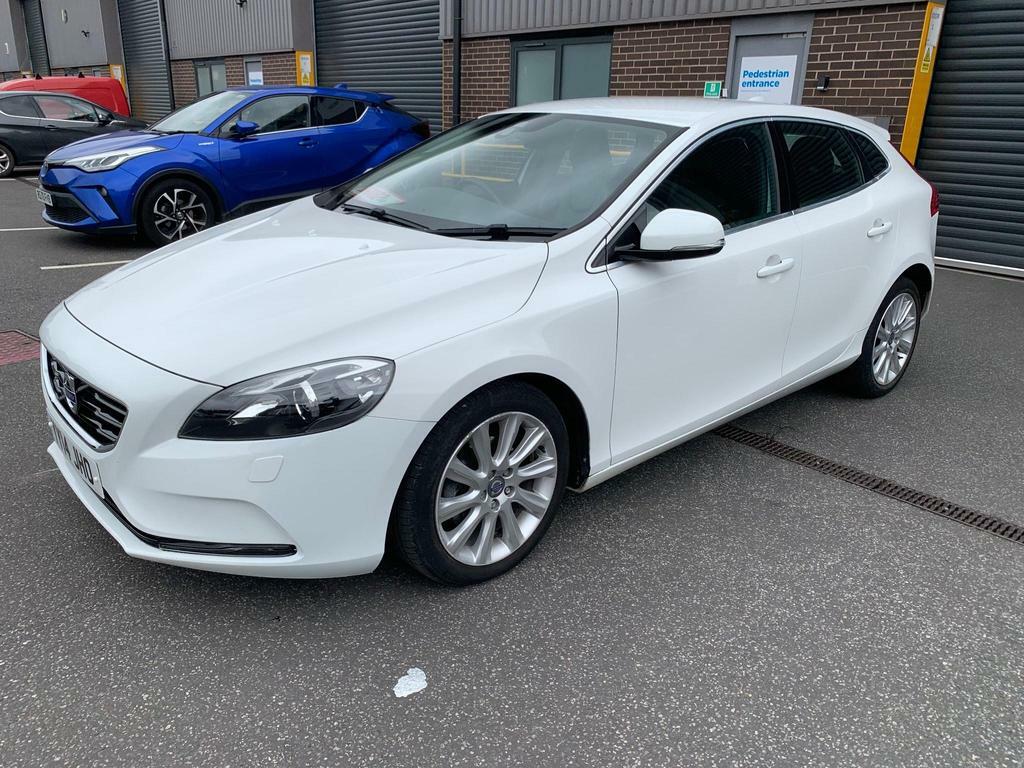 Compare Volvo V40 1.6 D2 Se Lux Euro 5 Ss YY14JHO White