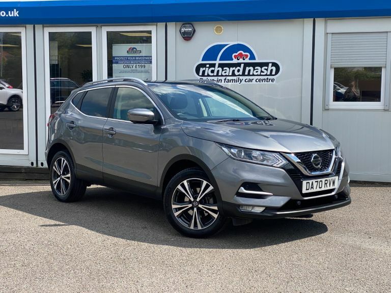 Compare Nissan Qashqai 1.3 Dig-t N-connecta Glass Roof Pack DA70RVW Grey