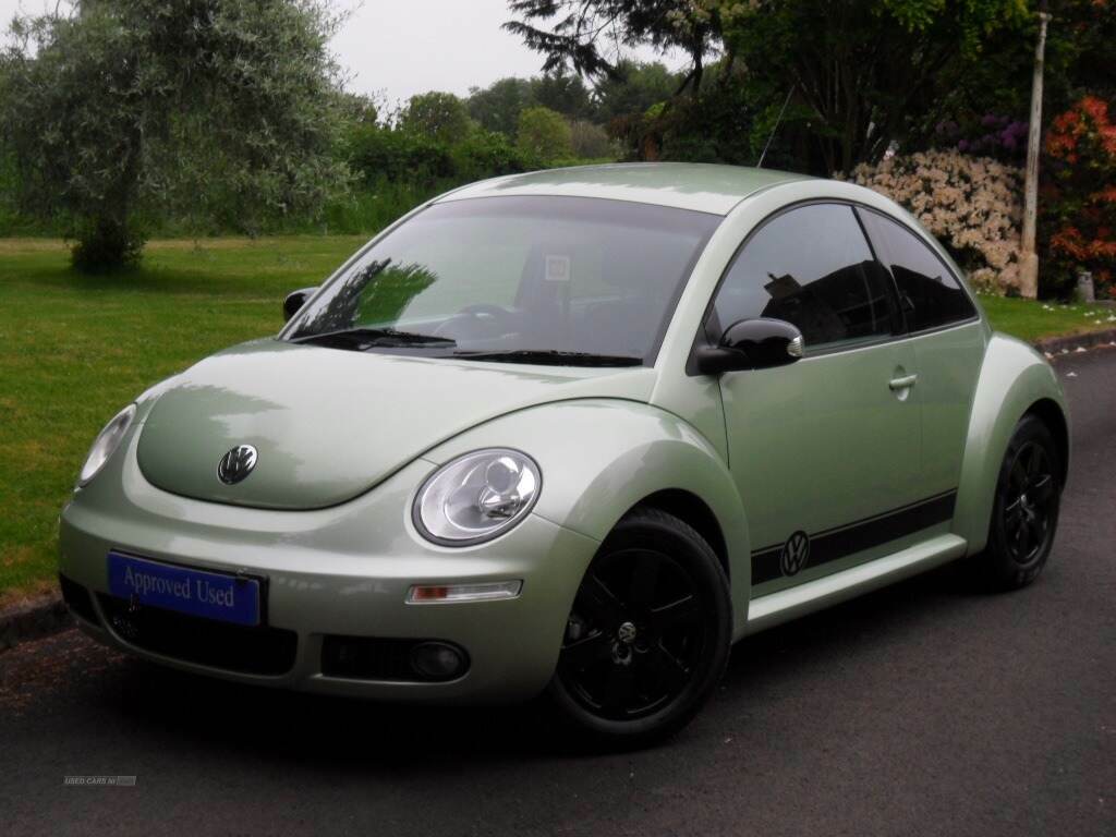Compare Volkswagen Beetle 1.6 Luna PE56MXM Green