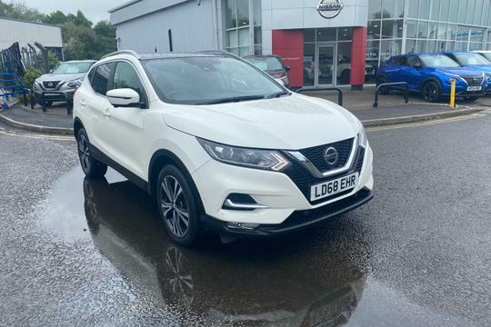 Compare Nissan Qashqai 1.3 Dig-t 160Ps N-connecta Glass Roof LD68EHR White