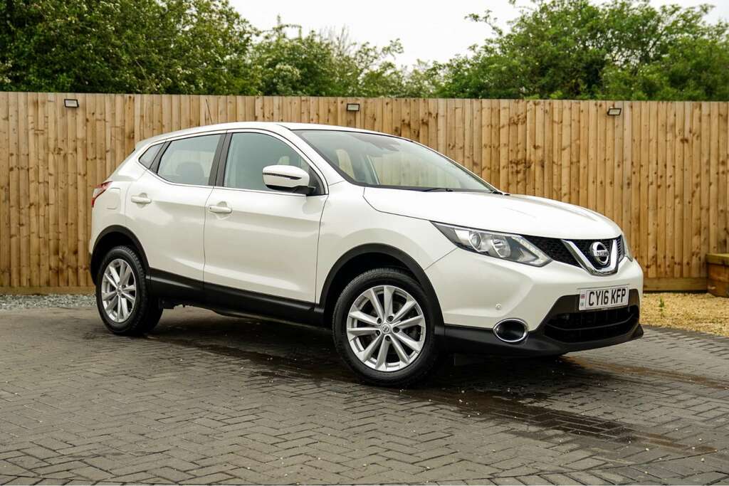 Compare Nissan Qashqai Nissan Qashqai 1.5 Qashqai Acenta Smart Vision Dci CY16KFP White