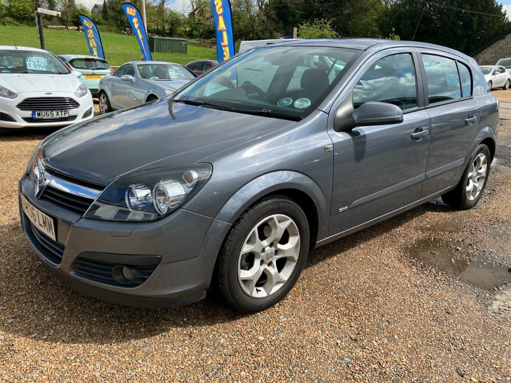 Compare Vauxhall Astra 1.6 Sxi. 5Dr. Stunning Car. HK06LMM Grey