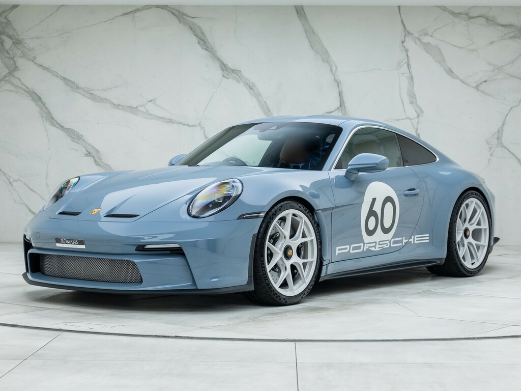 Compare Porsche 911 St  