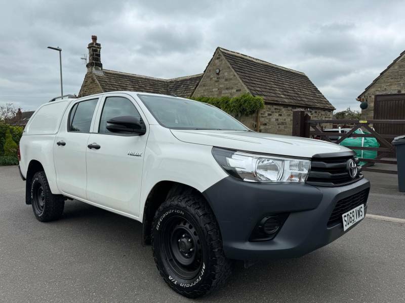 Compare Toyota HILUX 2.4 D-4d Active 4Wd Euro 6 3.5T SD69VWS White