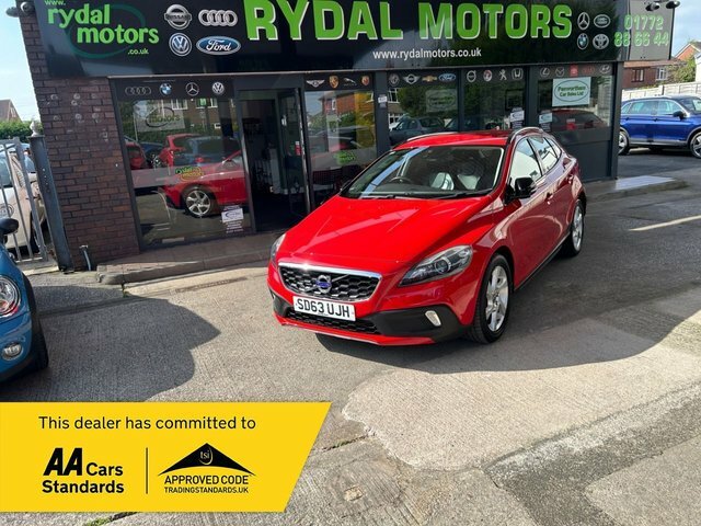 Compare Volvo V40 Cross Country 1.6 D2 Cross Country Lux 113 Bhp SD63UJH Red