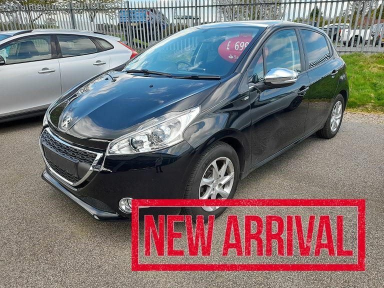 Compare Peugeot 208 1.2 Style Nav 20 Pounds Road Tax  Black