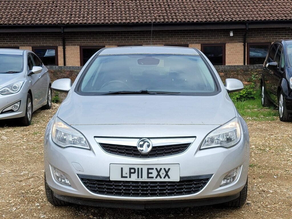 Compare Vauxhall Astra 1.4T 16V Elite Euro 5 LP11EXX Silver