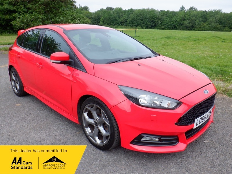Compare Ford Focus St-1 Tdci LO66AXW Red