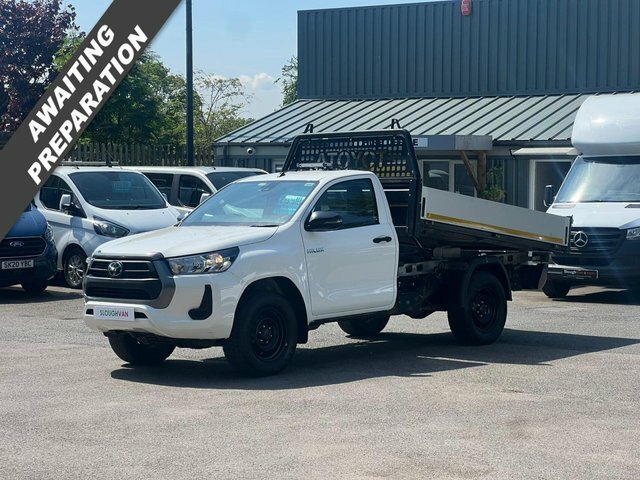 Compare Toyota HILUX 2.4 Active 4Wd D-4d Sc 148 Bhp YN71EAW White
