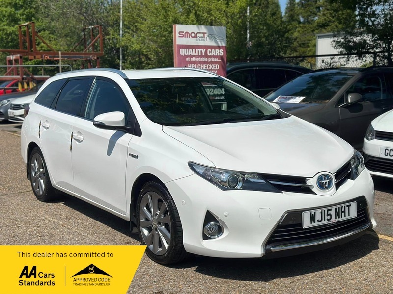 Compare Toyota Auris Vvt-i Excel WJ15NHT White