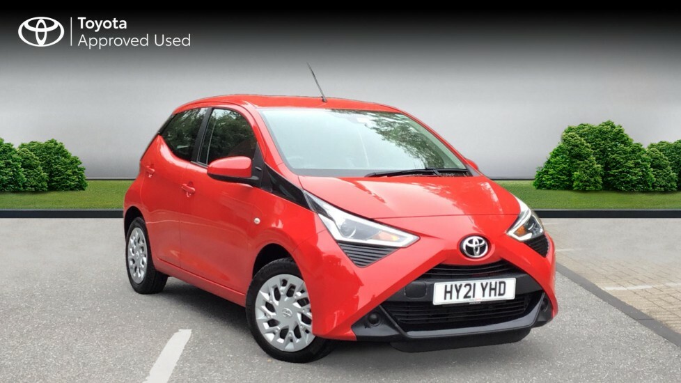 Compare Toyota Aygo 1.0 Vvt-i X-play Euro 6 Safety Sense HY21YHD Red