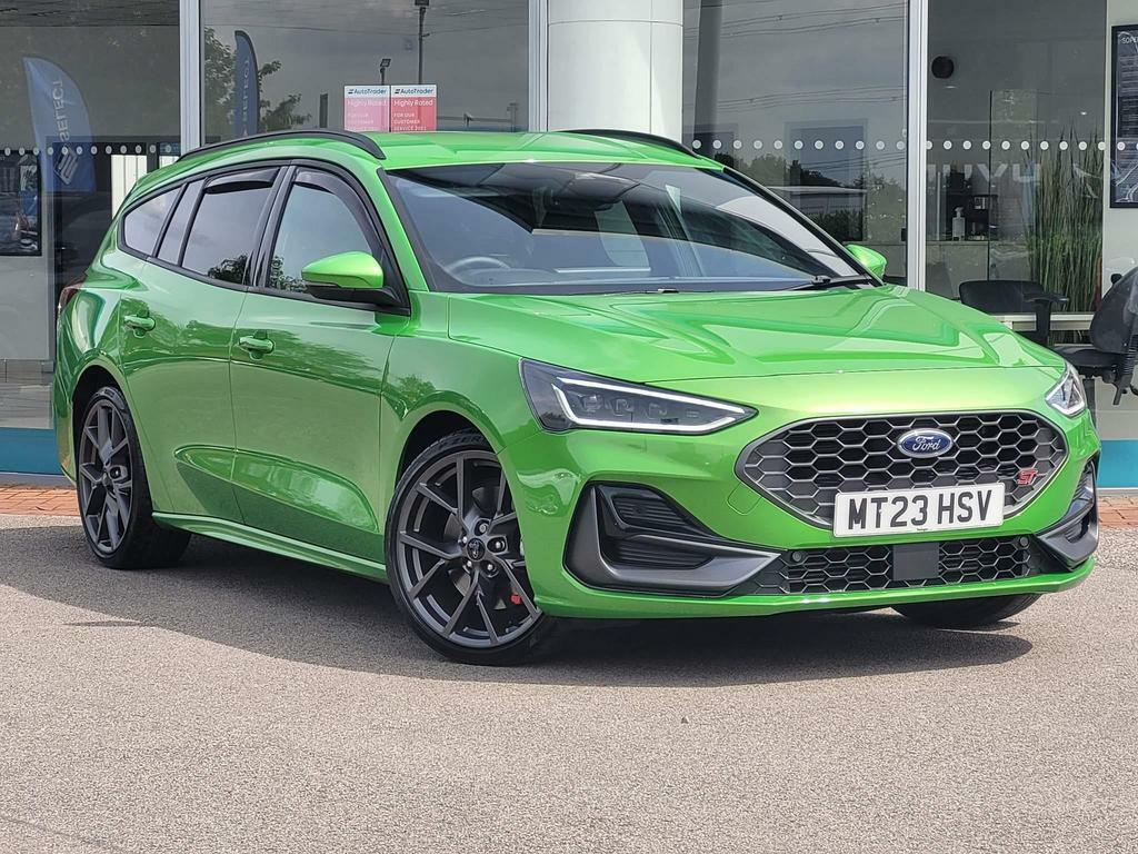 Compare Ford Focus 2.3T Ecoboost St Euro 6 Ss MT23HSV Green