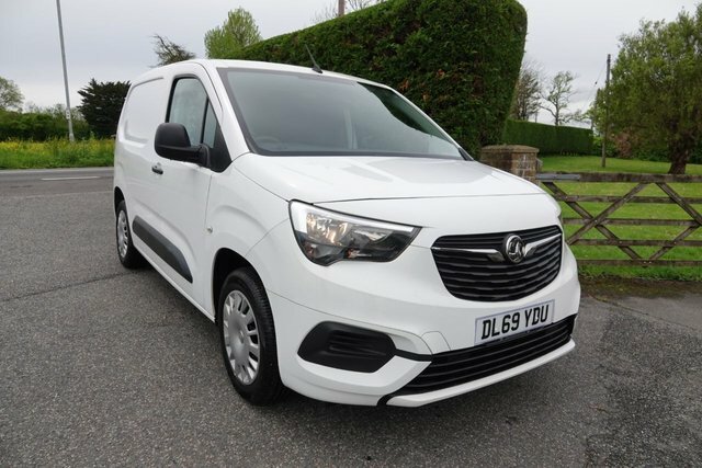 Compare Vauxhall Combo 2000 Sportive 1.5Cdti 100Ps DL69YDU White
