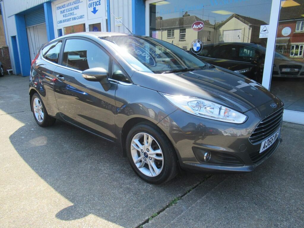 Compare Ford Fiesta 2016 66 AO66NNF Grey